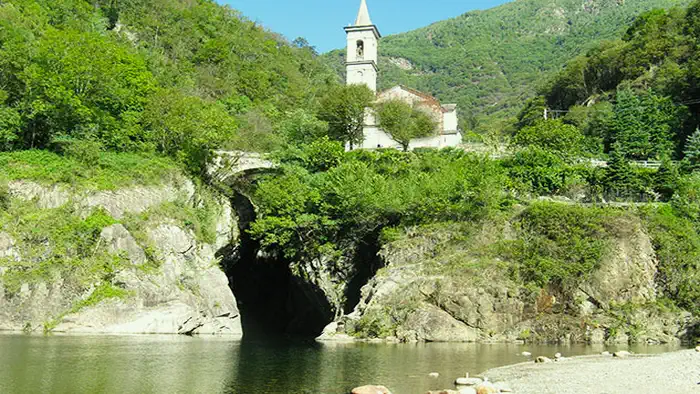 Уникальная особенность Orrido di Sant'Anna — это его прохладные воды