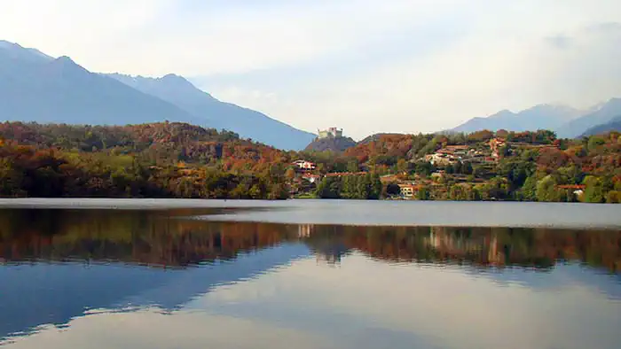 Озеро Сирио находится в живописном альпийском регионе между городами Иврее и Кьяверано