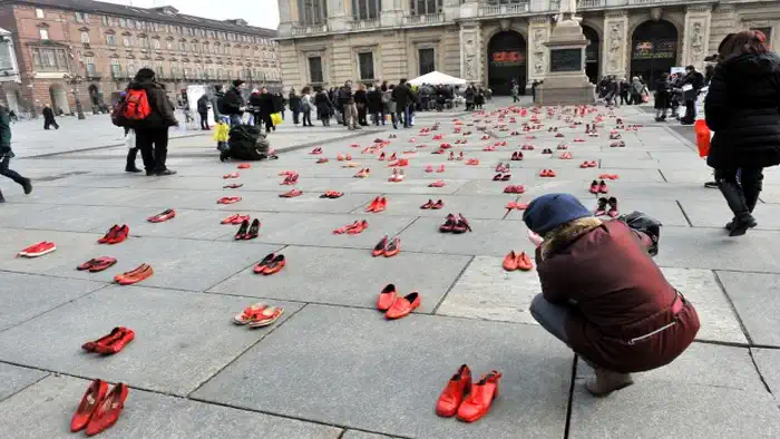 красные женские туфли в Турине