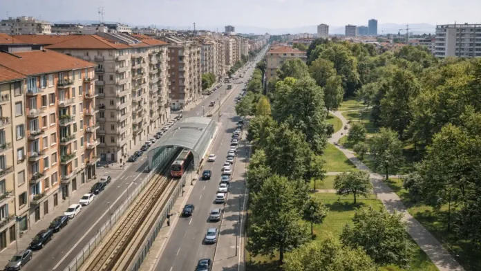Район Pozzo Strada в Турине сверху - жилые дома, метро и зелёный парк Руффини Панорамный вид на район Pozzo Strada в Турине с высоты: слева жилые дома и балконы, по центру линия метро и улица с машинами, справа деревья и кусок парка Руффини