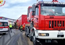 Столкновение трех грузовиков на трассе Турин-Милан: все полосы заблокированы Крупная авария на трассе Турин-Милан: столкновение трех грузовиков, участок дороги закрыт