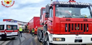 Столкновение трех грузовиков на трассе Турин-Милан: все полосы заблокированы Крупная авария на трассе Турин-Милан: столкновение трех грузовиков, участок дороги закрыт