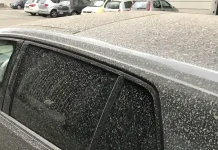 Сахарская пыль в Турине: автомобили покрыты красным песком Красный песок из Сахары в Турине: Причины и последствия