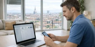 Пособие по безработице NASpI в Италии: как получить, сколько платят и что нельзя пропустить Пособие NASpI в Италии: как подать заявление и получить выплаты Человек с документами и телефоном проверяет статус заявления на пособие, рядом ноутбук