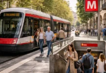 Транспортная сеть Турина и пригорода: метро, трамваи, SFM, тарифы и удобные маршруты Транспорт Турина: метро, трамвай и удобные пересадки в городе Современная городская сцена в Турине: на переднем плане остановка трамвая и вход в метро, люди спокойно пересаживаются, дневной свет, без толпы