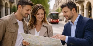 Борго Виттория и Мадонна ди Кампанья: честный гид по районам Турина для жизни и покупки жилья Борго Виттория и Мадонна ди Кампанья: районы Турина для жизни и покупки жилья Турин днём, спокойная улица жилого района с аркадами и трамваем на заднем плане, на переднем плане пара и специалист обсуждают карту районов