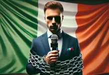 Почему свобода слова в Италии под угрозой? Свобода прессы в Италии под угрозой — журналист держит микрофон, руки в цепях