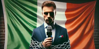 Почему свобода слова в Италии под угрозой? Свобода прессы в Италии под угрозой — журналист держит микрофон, руки в цепях