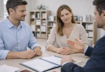 Новые правила иммиграции в Италию: как легально получить рабочую визу и не потерять шанс на въезд Иммиграция в Италию по работе: оформление визы и документов Современная Италия, спокойная деловая сцена оформления документов для рабочей визы