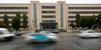 Борьба Турина с индустриальным спадом: Fiat, Mirafiori и экономические последствия Здание завода Mirafiori в Турине, связанного с Fiat