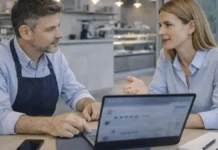 Италия против фальшивых отзывов: что хотят изменить для туризма, ресторанов и онлайн-торговли Италия борьба с фальшивыми отзывами Деловая сцена в Турине: владелец кафе и консультант обсуждают репутацию и отзывы на ноутбуке, спокойная атмосфера