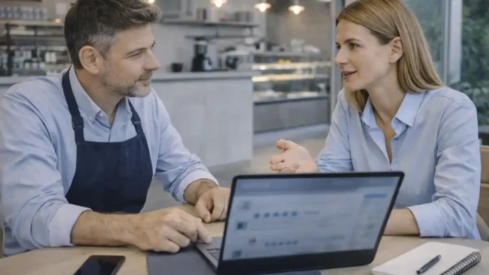 italia-falshivye-otzyvy-2026 Италия борьба с фальшивыми отзывами Деловая сцена в Турине: владелец кафе и консультант обсуждают репутацию и отзывы на ноутбуке, спокойная атмосфера