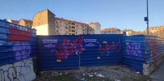 Замороженное строительство гостиницы для студентов: что ждет Турин? Забор стройки Student Hotel с граффити "Nun lo fanno più"