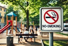 Милан запрещает курение на открытом воздухе: что это значит для горожан? Знак запрета курения на улице Милана с людьми на заднем плане.