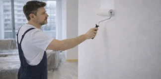 Работа маляром в Италии в 2026: сколько платят, где нужны маляры и как начать в Турине Маляр в Турине Италия покраска квартиры 2026 Современная сцена ремонта в квартире в Турине, мастер аккуратно красит стену, чистая зона работ, дневной свет