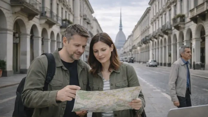 Турин глазами туристов: скрытые жемчужины города и прогулка по центру днем Премиальный фотореалистичный кадр Турина днем: аркады, элегантная улица в центре, туристическая пара рассматривает карту, атмосфера спокойной прогулки, без толпы