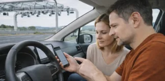 Free Flow на туринской окружной и Torino-Pinerolo: как будет работать оплата без касс в 2026 году Туринская окружная A55: электронные порталы Free Flow и водитель проверяет оплату в приложении переход на Free Flow на туринской окружной: вид на современную автомагистраль с электронным порталом, водитель и пассажир смотрят на телефон с оплатой проезда