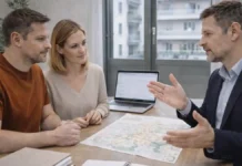 Жизнь в Пьемонте: работа, медицина, школы, налоги и реальные расходы в 2026 Жизнь в Пьемонте: семья обсуждает переезд в Турин с консультантом, документы и карта на столе переезд в Пьемонт: семья и специалист обсуждают план жизни в Турине, на столе документы и ноутбук