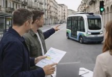 Автобус без водителя в Турине: где тестируют, как работает автономный транспорт и когда пустят пассажиров Автобус без водителя в Турине на тестовом маршруте Via Ventimiglia Современный Турин днем, небольшой автономный автобус на городской улице, рядом 2–3 человека наблюдают