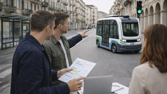 Автобус без водителя в Турине на тестовом маршруте Via Ventimiglia Современный Турин днем, небольшой автономный автобус на городской улице, рядом 2–3 человека наблюдают