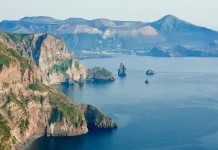 Недооцененные острова Италии: жемчужины, о которых стоит узнать Вид на вулканический остров Вулкано, Эолийские острова, Италия