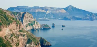 Недооцененные острова Италии: жемчужины, о которых стоит узнать Вид на вулканический остров Вулкано, Эолийские острова, Италия