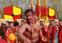 Карнавал в Иврее 2025: битва апельсинов, рекорды и эмоции Карнавал в Иврее: участники бросают апельсины во время знаменитой битвы