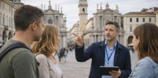 Конкурс гидов в Италии: как получить лицензию гида и что изменилось для экскурсоводов Лицензия гида в Италии: конкурс и экзамен в 2026 году Кадр в туристическом стиле: гид объясняет маршрут небольшой группе на фоне исторической архитектуры Италии