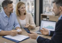 Лучшие компании Италии для работы: рейтинг 2025, крупнейшие работодатели и как устроиться Лучшие компании Италии для работы - рейтинг работодателей и поиск вакансий Деловая сцена в Италии: кандидаты обсуждают карьерные возможности и список работодателей на ноутбуке, спокойная современная офисная атмосфера