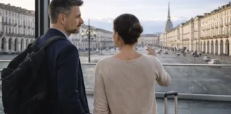 Почему итальянцы возвращаются домой после карьеры за границей? Возвращение в Италию: специалист с чемоданом на фоне Турина Современная городская сцена в Турине, символ возвращения домой после работы за границей, нейтральный деловой настрой