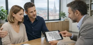 Аренда жилья в Турине 2025-2026: цены на квартиры и студии, где снять дешевле и как не переплатить Аренда жилья в Турине 2025-2026: цены на квартиры и студии Современная дневная сцена в Турине: пара 30-45 лет обсуждает аренду квартиры с агентом, на столе документы без читаемых данных, атмосфера спокойная и деловая.