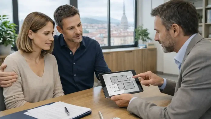 arenda-turin-ceny-kvartiry-studii Аренда жилья в Турине 2025-2026: цены на квартиры и студии Современная дневная сцена в Турине: пара 30-45 лет обсуждает аренду квартиры с агентом, на столе документы без читаемых данных, атмосфера спокойная и деловая.