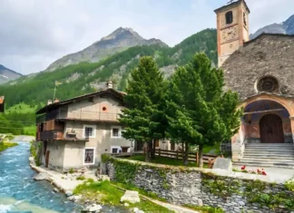 Кианале: альпийский рай в Пьемонте у самой границы с Францией Вид на альпийскую деревню Чианале с мостом и каменными домами на фоне гор