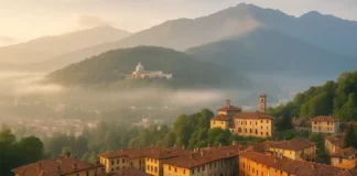 Биелла забытая жемчужина Пьемонта: что теряют туристы Панорамный вид на старый город Biella и предгорья Альп, Пьемонт