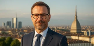 Почему Италия стала налоговым раем для богатых: взгляд из Турина Элегантный мужчина в костюме на панорамной точке, на фоне Милан и Моле Антонеллиана, закат. Flat-tax и переезд в Италию