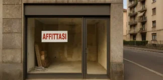 Инвестиции в кризис: стоит ли покупать бывшие магазины под жильё в Турине Закрытый магазин на центральной улице Турина с вывеской “Affittasi” пример десертификации городской коммерции