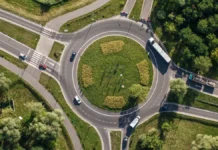 Город в Италии с самыми круговыми развязками и это не Рим Кольцевая развязка в итальянском городе с видом сверху