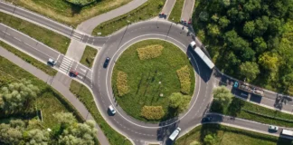 Город в Италии с самыми круговыми развязками и это не Рим Кольцевая развязка в итальянском городе с видом сверху