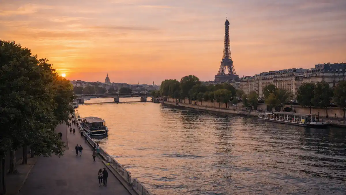  Париж на закате с узнаваемой архитектурой и спокойной городской атмосферой