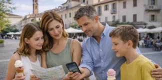 Отдых с детьми в Италии: 12 мест, куда реально хочется вернуться Отдых с детьми в Италии - идеи для семейной поездки Семья с двумя детьми планирует маршрут по Италии на фоне уютной городской площади, карта и мороженое, ощущение отпуска и спокойной логистики.