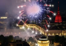 День города Турин 2025: куда пойти, что посмотреть и как не пропустить главное Празднование дня города Турина 2025 — фейерверк, сцена, зрители на набережной По