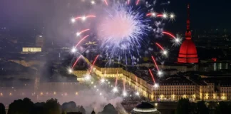 День города Турин 2025: куда пойти, что посмотреть и как не пропустить главное Празднование дня города Турина 2025 — фейерверк, сцена, зрители на набережной По