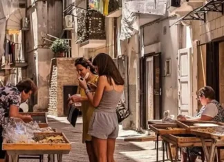 Топ‑10 городов мира с дешёвой и качественной жизнью: Италия на первом месте Панорама Бари: исторический центр, море и недорогие квартиры для жизни.