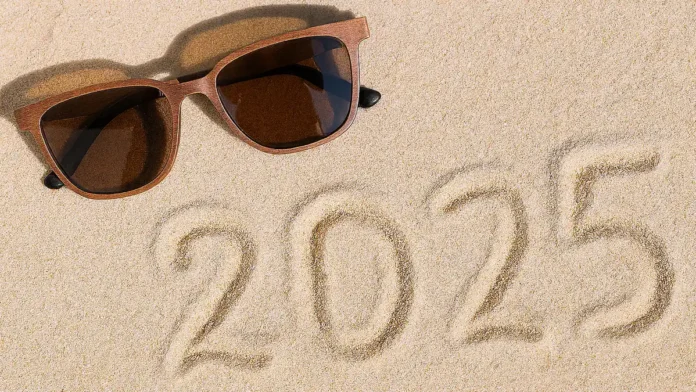 Туристы на пляже Италии летом 2025 – отдых подорожал, но спрос остается высоким