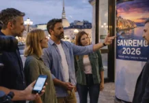 Sanremo 2026: перенесут ли фестиваль в Турин и что реально решает RAI Sanremo 2026 и Турин: обсуждение переноса фестиваля Ночной Турин у сцены и телекамер, люди у входа на музыкальное шоу, атмосфера ожидания