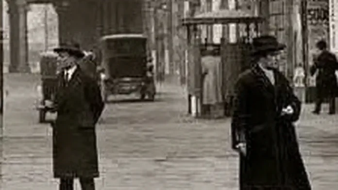 Мужчины на Piazza Castello в Турине, на заднем плане vespasiano, 1920-е