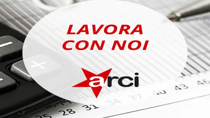 Клуб ARCI в Турине: встреча жителей Жители Турина играют в бочче и карты во дворе клуба ARCI пример социального пространства для общения