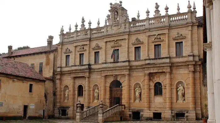 Вид на Certosa di Padula и Chiostro Grande, Кампания, Италия.