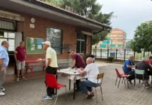 Клубы для пожилых в Турине: как устроена жизнь в centri di incontro и как туда попасть Клуб для пожилых в Турине, centri di incontro Пожилые жители Турина за игрой в карты и бочче в centro d’incontro