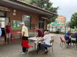 Клуб для пожилых в Турине, centri di incontro Пожилые жители Турина за игрой в карты и бочче в centro d’incontro